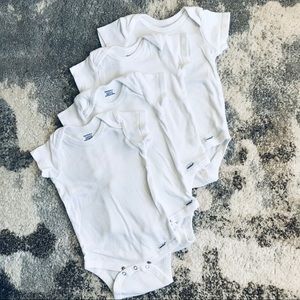 4 Gerber 12 month short sleeve onsies like new